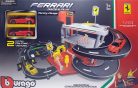 Bburago Ferrari parkolóház + 2 db kisautó 1:43 (15631204)